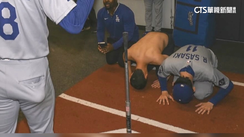有神快拜！　山本由伸完投勝太強　隊友「土下座」跪拜