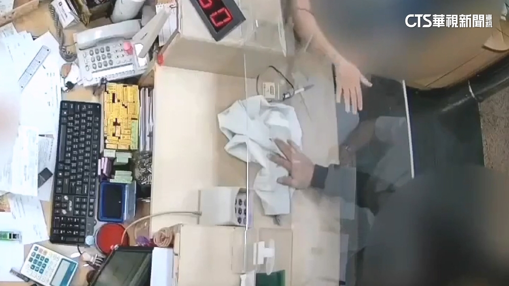 男衝銀行「喊搶500萬」威脅開槍　被識破「根本沒槍」落跑