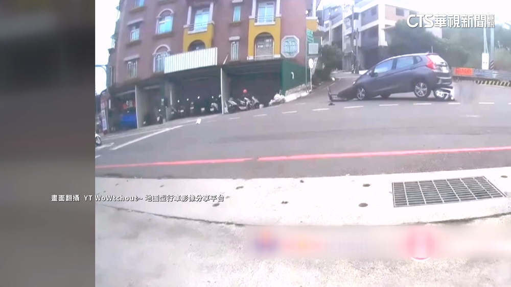 悚！　休旅車突「倒退嚕」　2重機騎士遭撞.多處擦傷