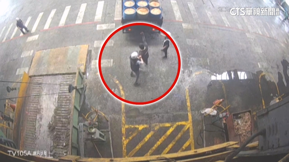 不甩禁令！萬丹畜牧場「硬闖倒廚餘」　與工作人員爆拉扯