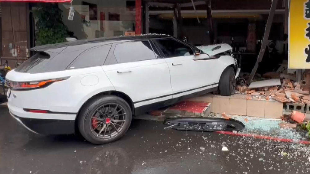 台中詭車禍！駕駛自撞亡「遭利刃割脖」　檢排除他殺