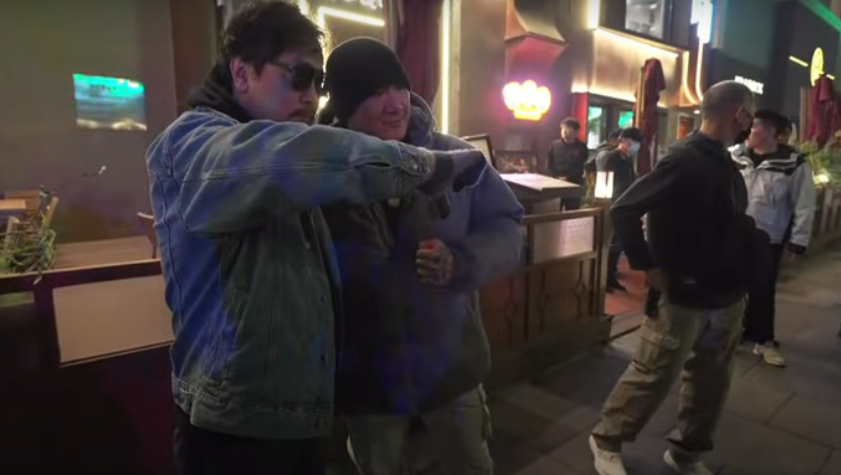 北京墨鏡男合照突喊「一邊一國」　館長尷尬笑兩聲