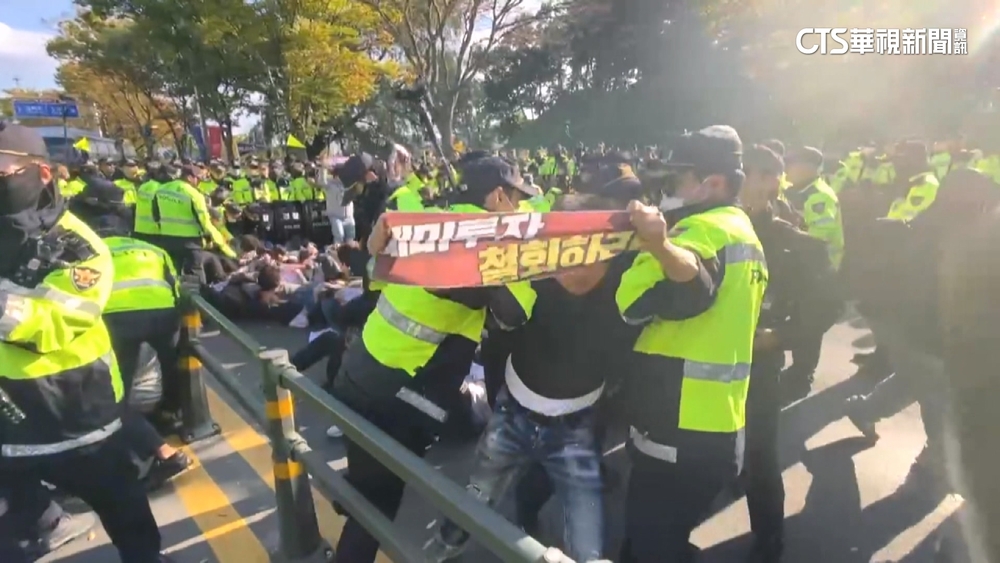 示威民眾反川普　一度爆警民衝突　華視特派直擊