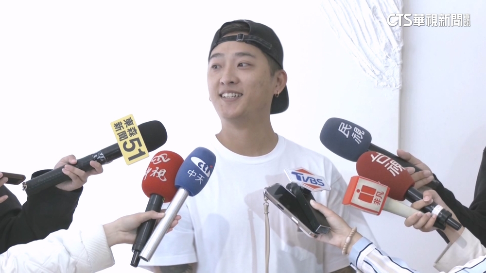 不滿遭汽車喇叭提醒　7旬翁攔車氣不過再橫躺路中