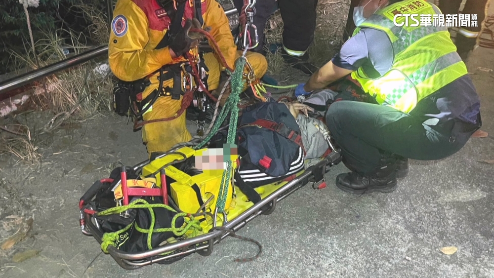 霧峰女大生夜間騎車疑失控　自撞護欄翻落邊坡送醫