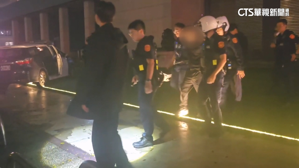 拒檢撞警車！失控衝文化中心廣場　車內搜出喪屍毒