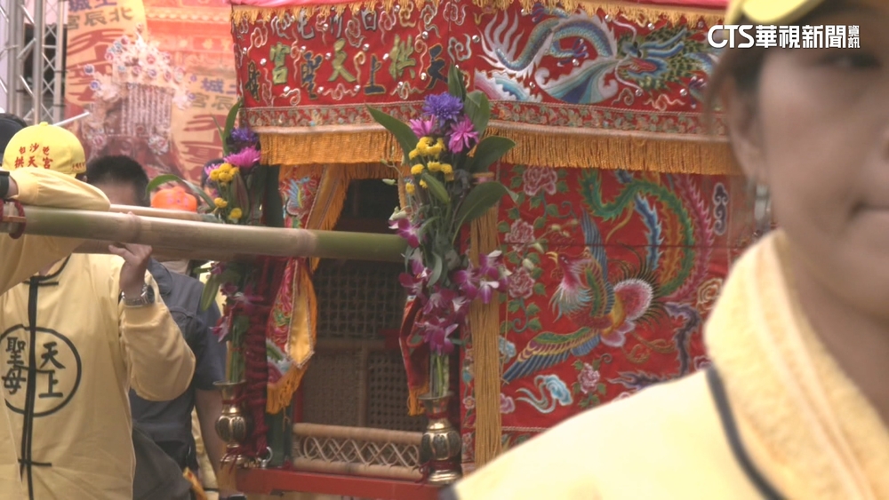 「粉紅超跑」贊境Day2！　信徒發飲料為香燈腳補體力