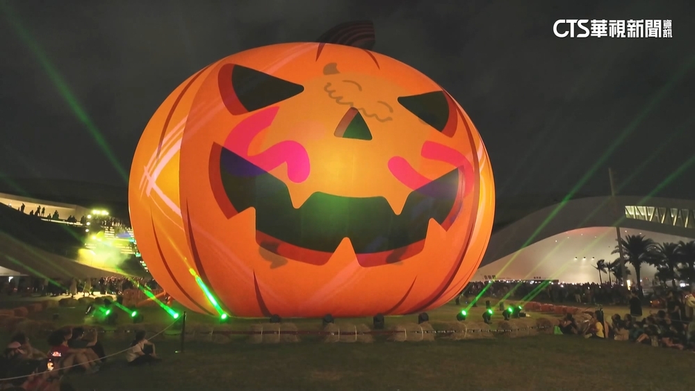 高雄衛武營萬聖節嗨爆　22公尺南瓜正式點燈