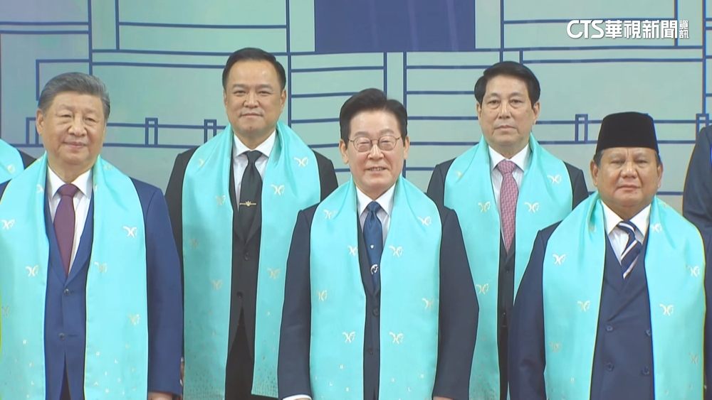 APEC峰會後合照曝！李在明居中　習近平站右側