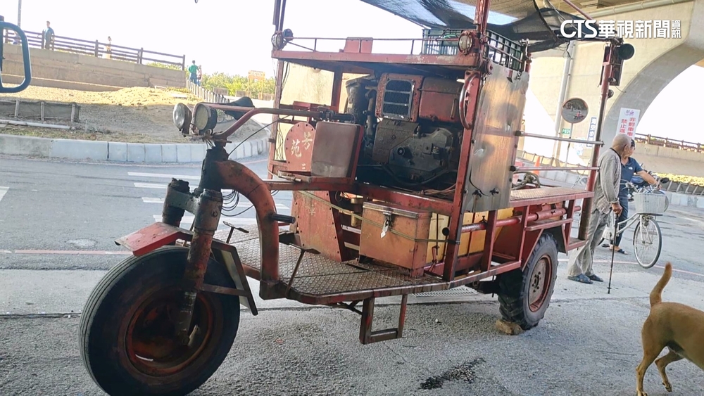 彰化芳苑鐵牛車「傳動軸斷裂」倒退撞路緣翻覆　10遊客傷