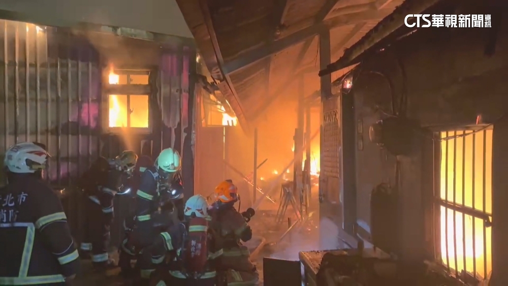 新店連棟鐵皮屋竄火舌　延燒4間幸無人傷亡