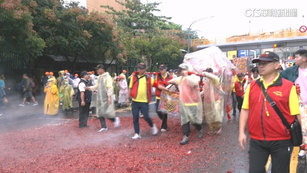 「粉紅超跑」在新北！　信眾夜不眠迎白沙屯媽祖參拜