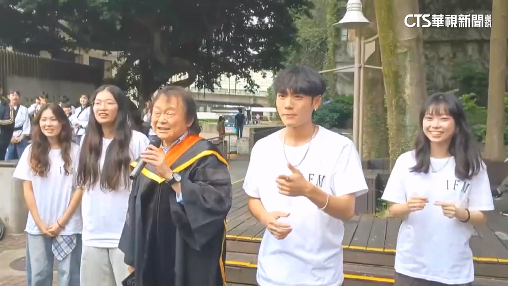 王世堅獲頒北科大名譽博士　校園親唱「沒出息」