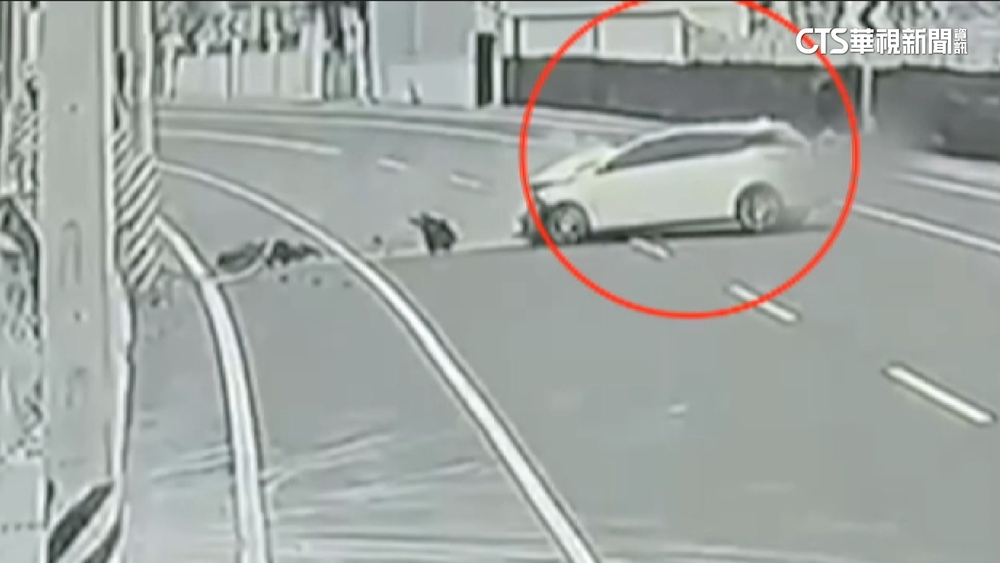 有無安全座椅？　媽媽開車自撞電桿　2歲女兒亡.1友人重傷