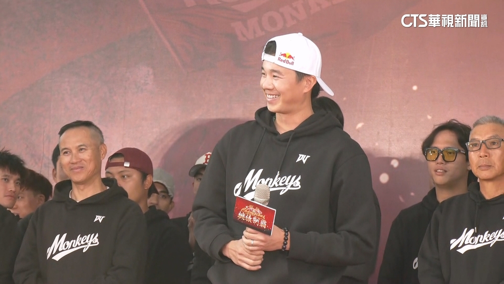 桃猿封王遊行球迷喊「留下來」　黃子鵬回應FA與否再討論