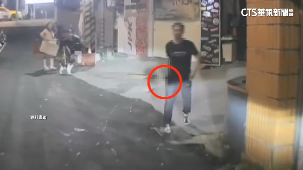 持利器恐嚇鄰居！　「男再犯」印尼食品店牆遭敲爛