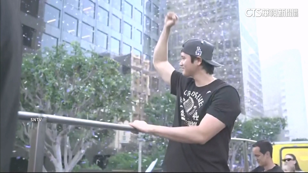 道奇封王遊行！　大谷甜摟愛妻　霸氣喊：準備三連霸