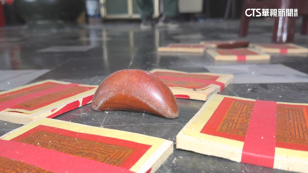 神像過爐後轎班擲出「立筊」！　將近3週屹立未倒