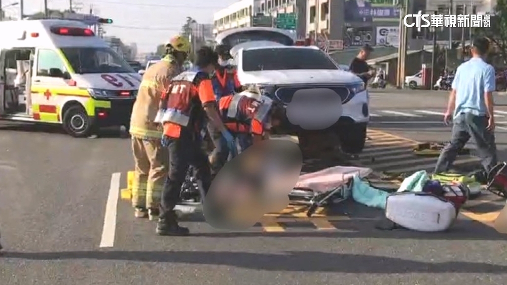 台南2機車碰撞！　6旬男騎士噴飛捲轎車底