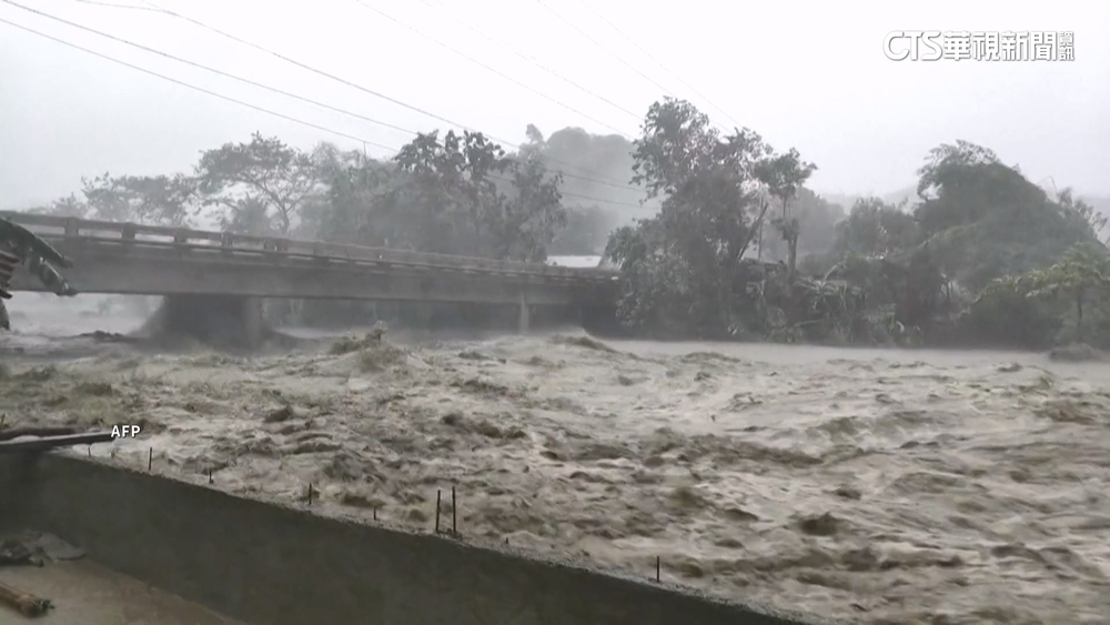 「海鷗」肆虐菲國宿霧　街道水淹成河.車滅頂