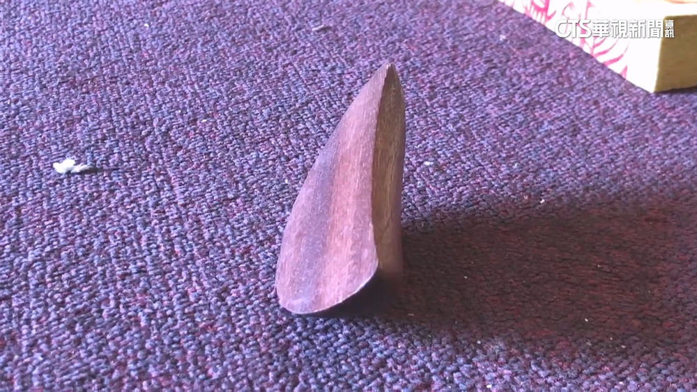 台南3兄弟廟今年皆擲出「立筊」　民眾：神奇