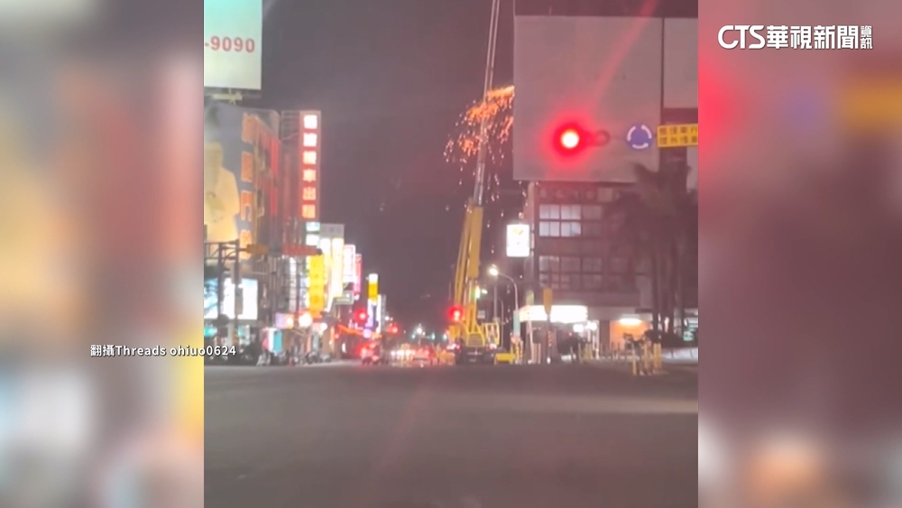 高樓層電鋸施工「狂噴火花」　用路人憂被波及「閃對向」