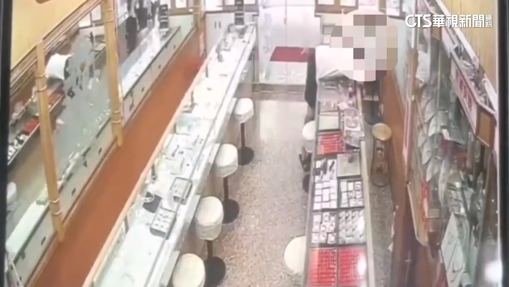 拿假戒指變賣偷50萬金項鍊　竊賊剛踏出店「下場慘了」