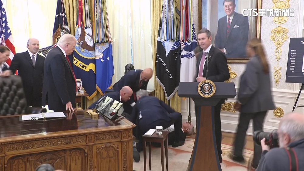 川普白宮記者會插曲　與會人士突暈倒引騷動