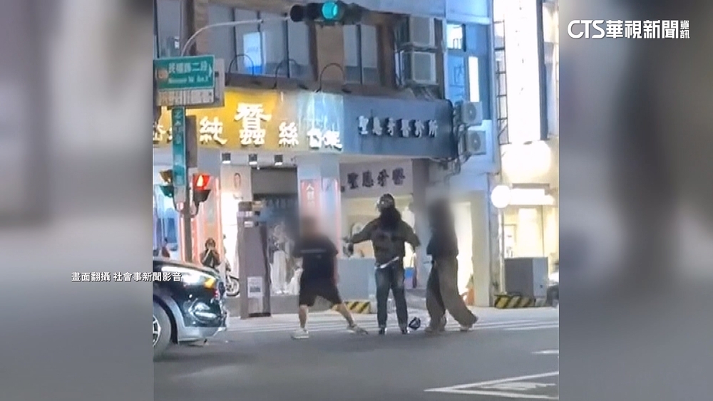 汽機車擦撞！　馬路上駕駛揮拳　氣到「衝回車拿球棒」