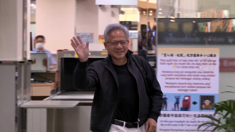 黃仁勳下午抵台南　黃偉哲送在地伴手禮