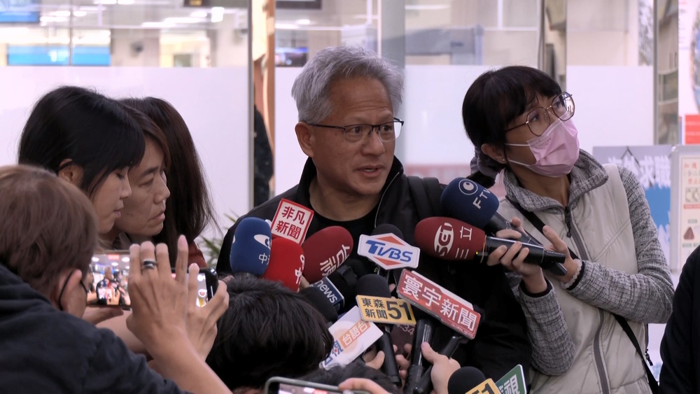 黃仁勳搭機抵台南！行程緊湊沒空逛夜市　曝「旅行3周想念狗狗」