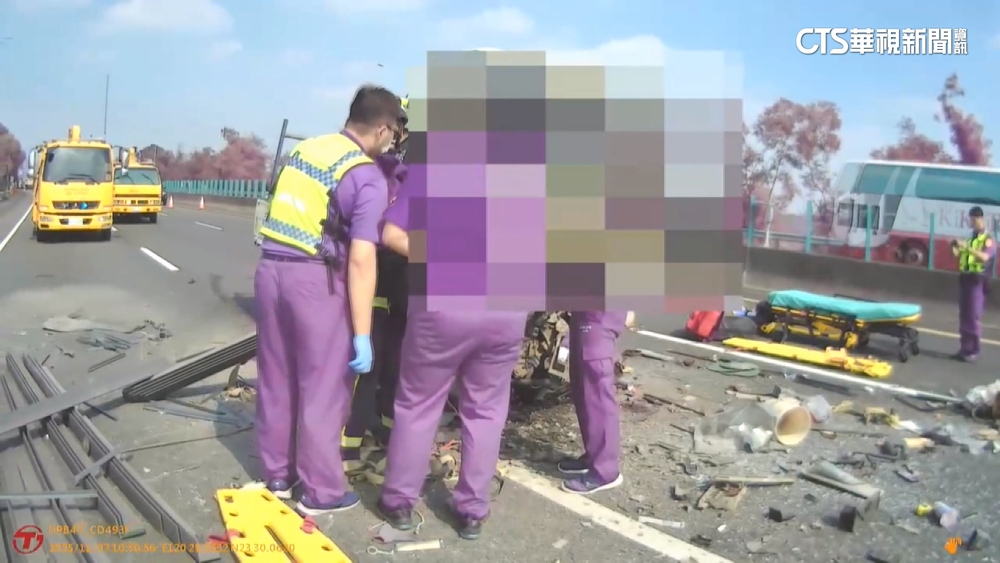 國3竹崎段奪命車禍　小貨車追撞大貨車2死1傷