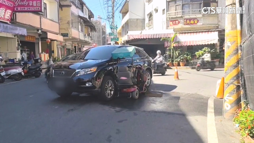 雙載電動代步車與轎車碰撞　99歲老婦頭部重創不治
