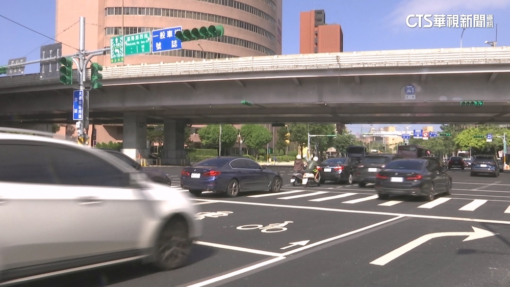 7個紅綠燈成關卡？公館圓環今起7-9時汽機車禁左轉