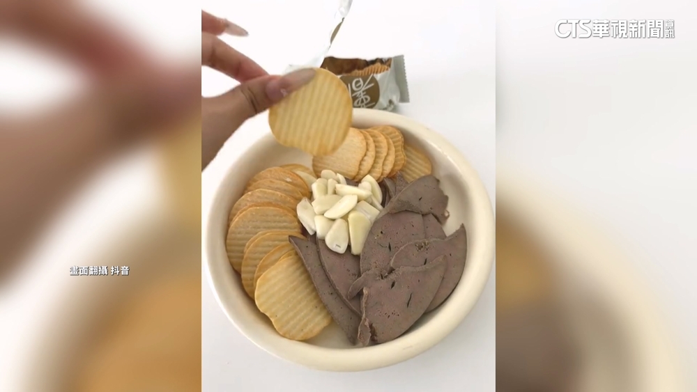 中國民眾搶買新小吃「奶皮子糖葫蘆」　醫生：高脂高糖