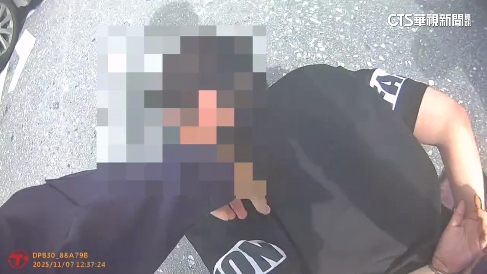 挾「小王」凌虐丟包！警當街追逐5嫌　2小時緝捕搜出毒品