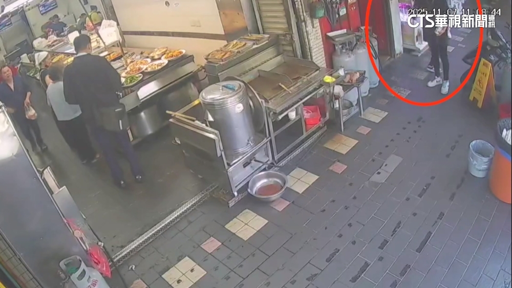 自助餐煎台遭投擲洗衣球冒煙險起火　業者氣炸報警