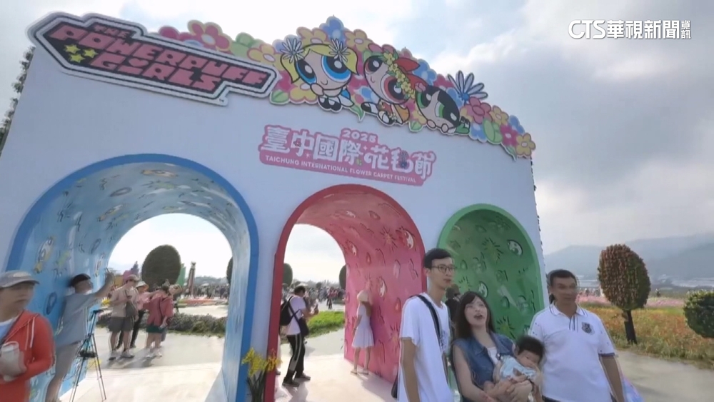 花毯節.小琉球湧遊客「好天氣快玩」　　蚵農防颱急收蚵棚回港