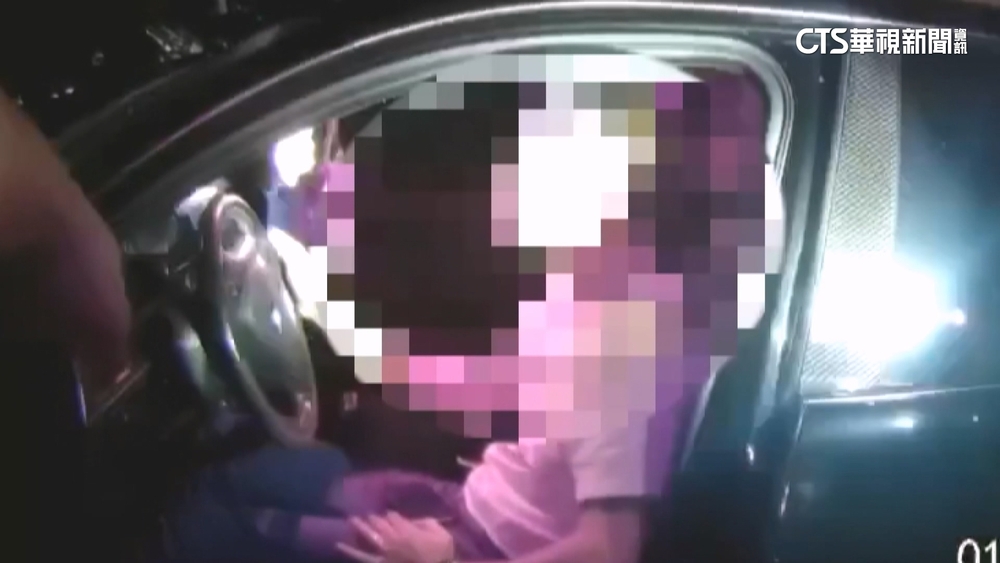 車飄毒味拒檢撞警！警連6轟駕駛逃　丟包17歲少年