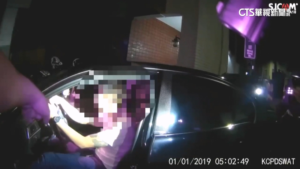 拒檢撞警！　警朝車輪連轟6槍　駕駛丟包少年.中午落網