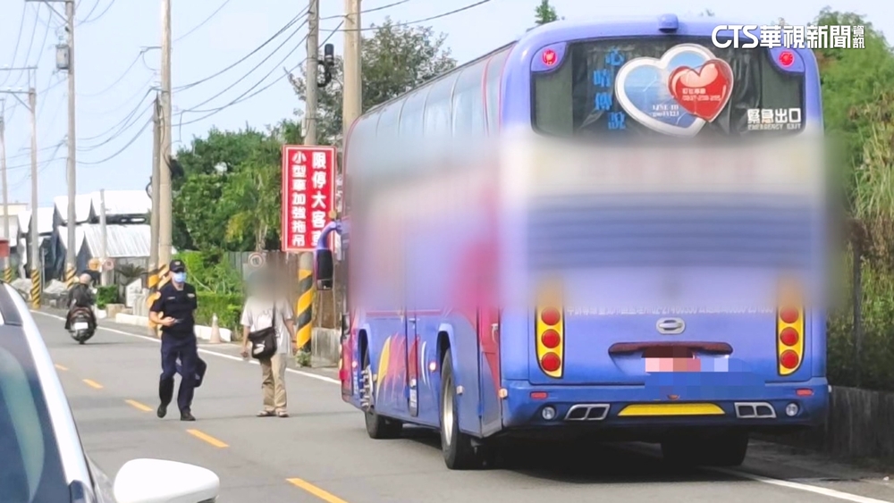 遊覽車載客賞新社花海　跨雙黃線擦撞機車情侶摔傷