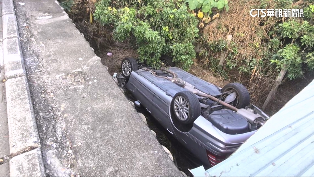 阿公開車載4孫擦撞路邊車輛　祖孫5人一度困車內