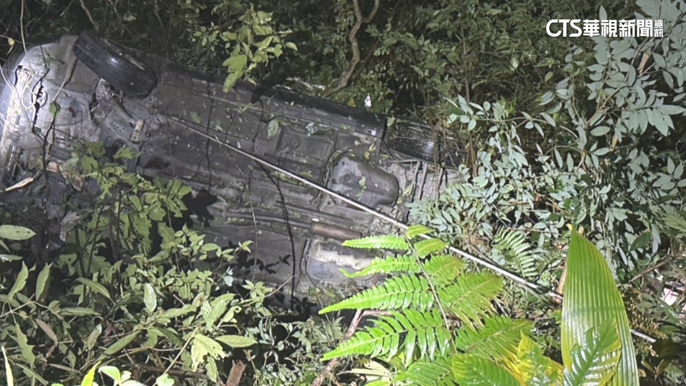 開車返家墜6米深谷！丈夫遭壓困2小時　左膝骨折送醫