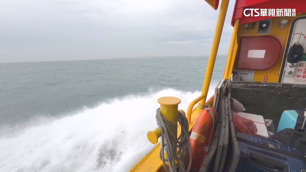 小琉球遊客趕末班船　澎湖強風如搭海盜船.遊客站不穩