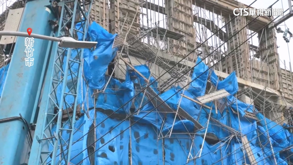 「鳳凰」逼近！　新竹最大颳10級風　騎士車倒.鷹架塌