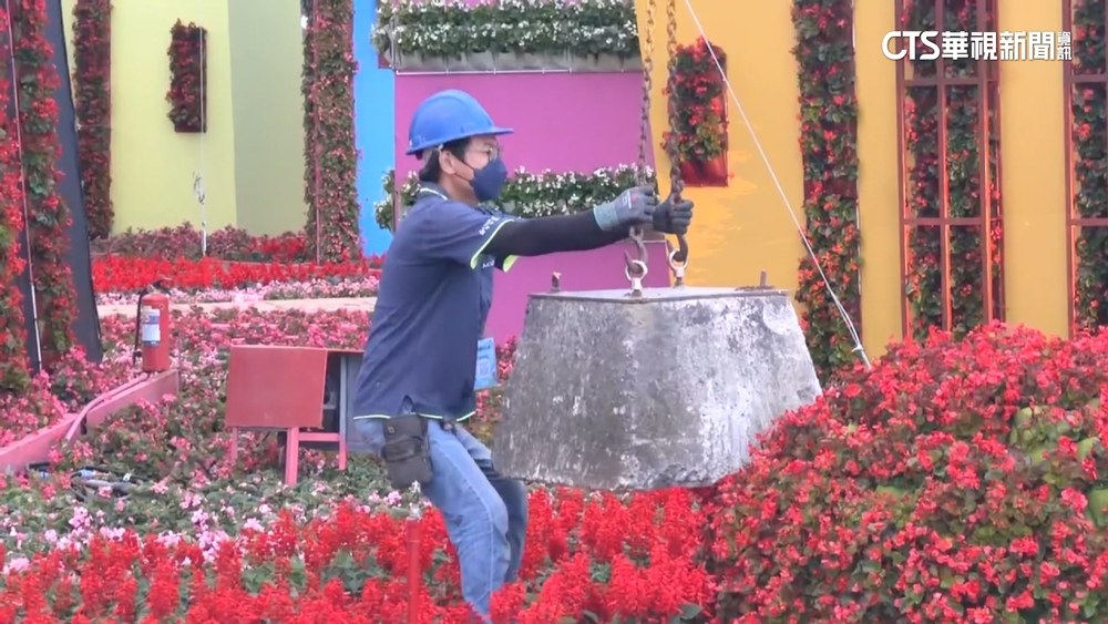 台中花毯節首遇颱風來襲　大型機具「吊石墩」加固設施