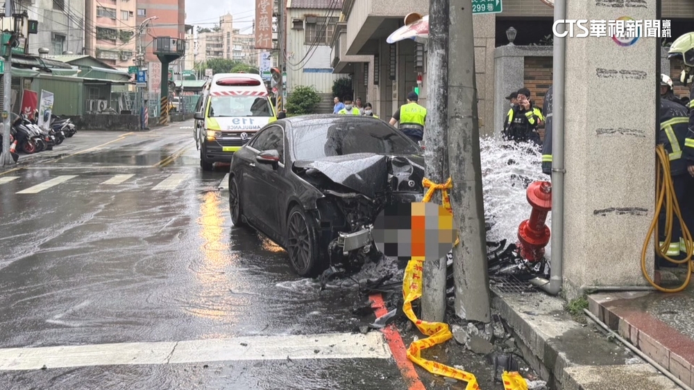 扯！毒駕男沿路逆向　撞倒消防栓.電線桿噴水花