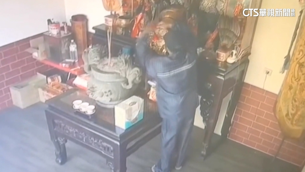 狠賊「拖拉扯」硬搶神明金牌！　神像墜地摔裂信眾怒