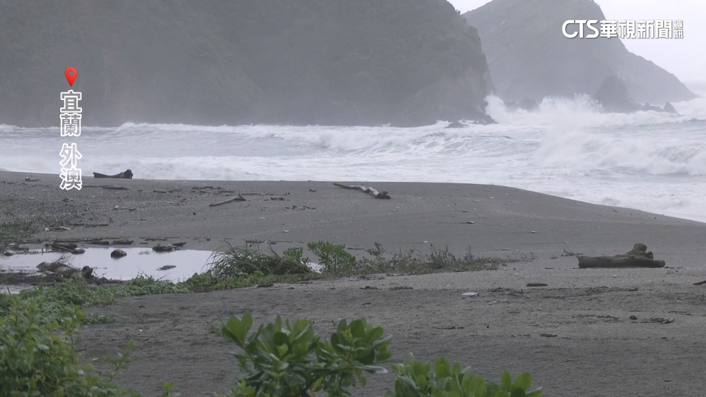 鳳凰颱風來襲！　宜蘭風雨強內埤沙灘浪高近4米