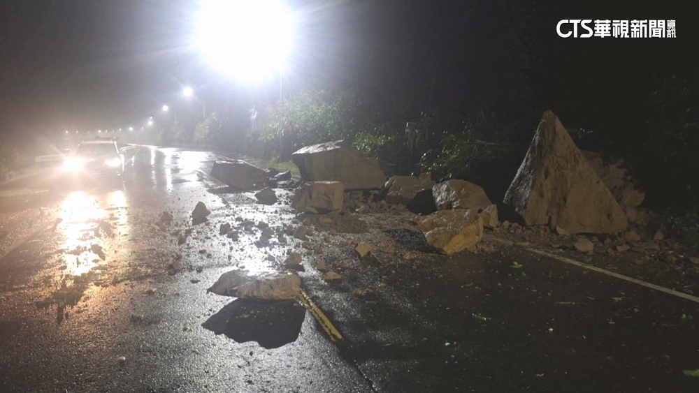 雙北大雨不斷　新北萬里邊坡巨石崩落清除中